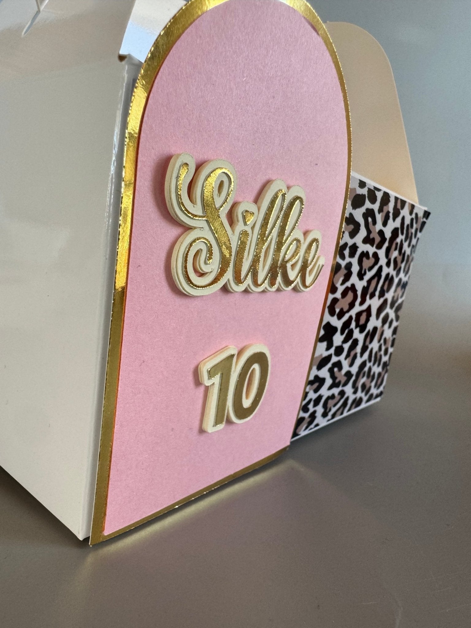 Personlig gaveæske med eget design – elegant og personlig detalje til gæsterne - buvino - unik festpynt