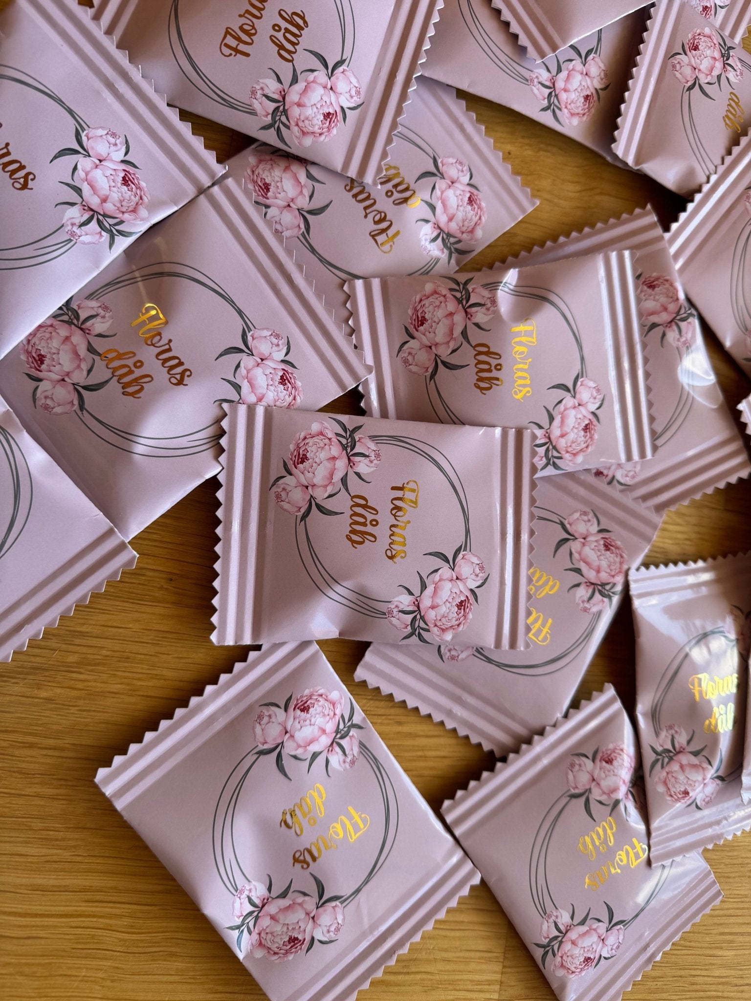 Slikpose med blomsterkrans - buvino - unik festpynt