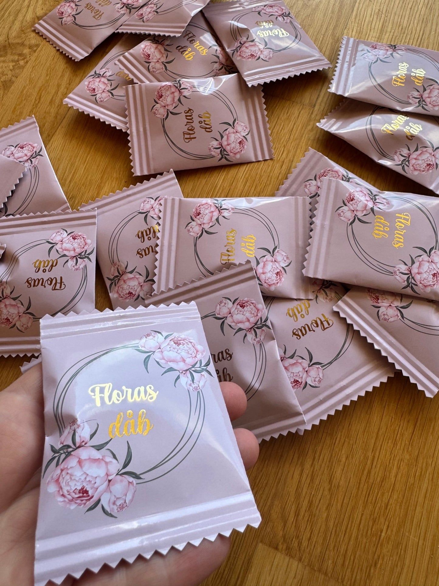 Slikpose med blomsterkrans - buvino - unik festpynt